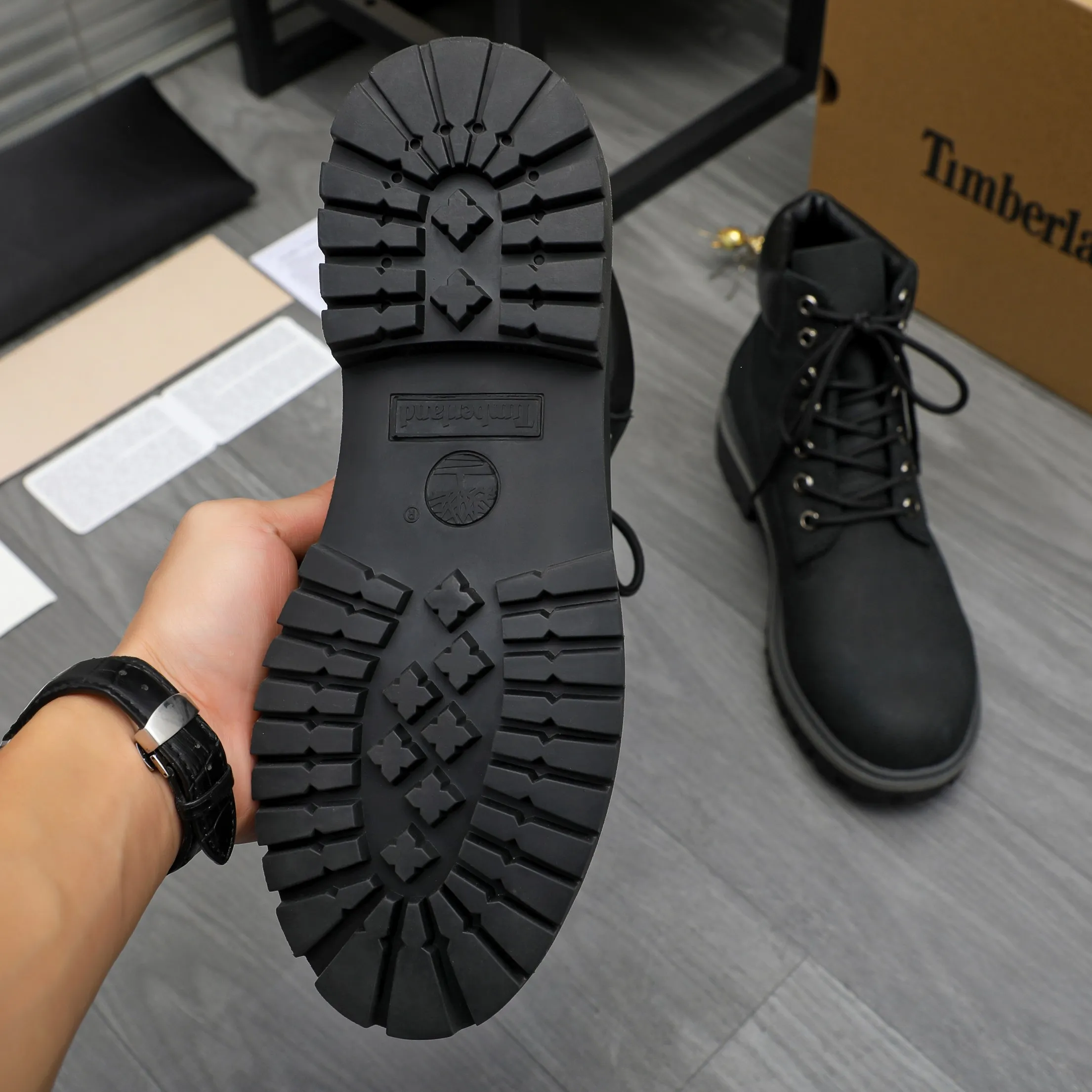 Men's shoes 💰p480 Product trademark: LV "Louis Vuitton" business lace-up high-top men's shoes Regular size: 38-44 Product material: Selected frosted cowhide upper, leather lining, original rubber outsole